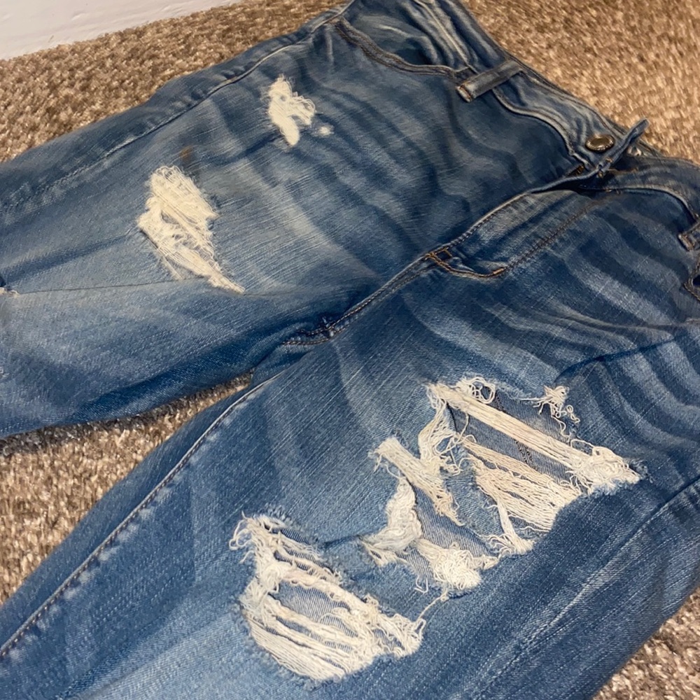 AMERICAN EAGLE BLUE RIPPED JEANS